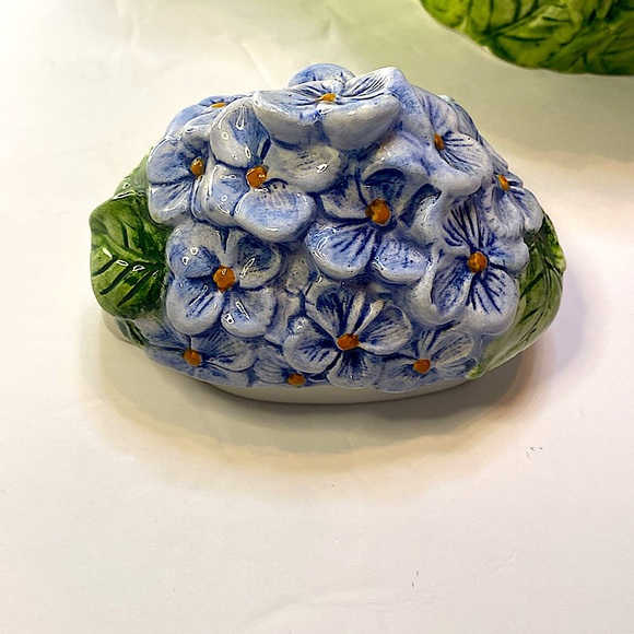 PREOWNED WORLD BAZAAR INC 3D HAND PAINTED TEA POT SMALL IMPERFECTION ON HANDLE - Picture 7 of 9